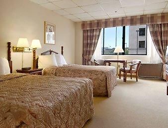 Ramada Convention Center Eau Claire Hotel Екстериор снимка