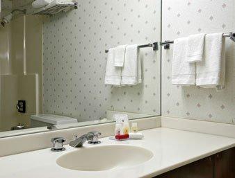 Ramada Convention Center Eau Claire Hotel Екстериор снимка