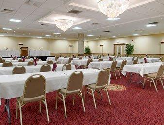 Ramada Convention Center Eau Claire Hotel Екстериор снимка