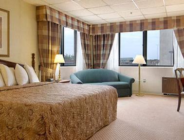 Ramada Convention Center Eau Claire Hotel Стая снимка